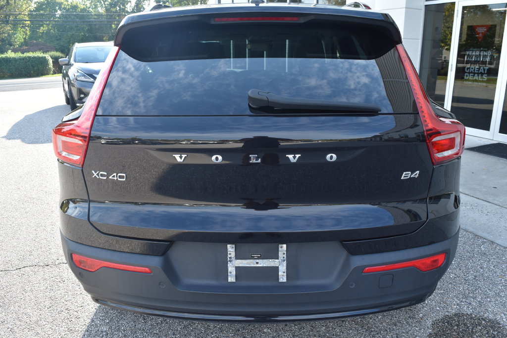 Used 2023 Volvo XC40 B4 Ultimate FWD image 6