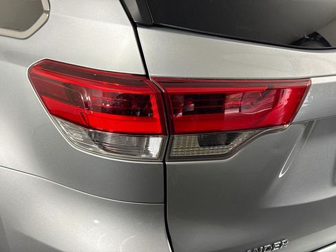 Used 2017 Toyota Highlander LE w/ Carpet Mat Package FWD image 35