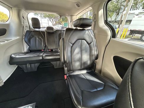 Used 2024 Chrysler Pacifica Touring-L image 14