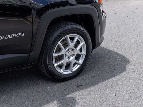 Used 2019 Jeep Renegade Latitude w/ Cold Weather Group AWD/4WD image 9