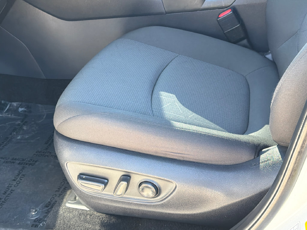 Used 2025 Toyota RAV4 XLE AWD/4WD image 20