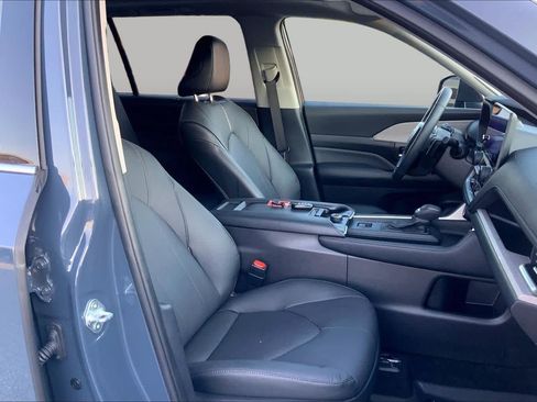 Used 2024 Toyota Grand Highlander AWD image 9