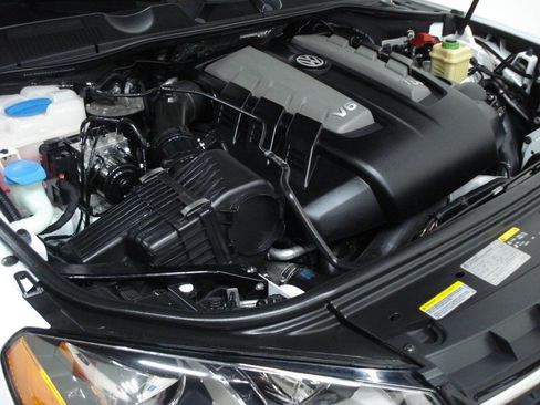 Used 2013 Volkswagen Touareg Sport image 15