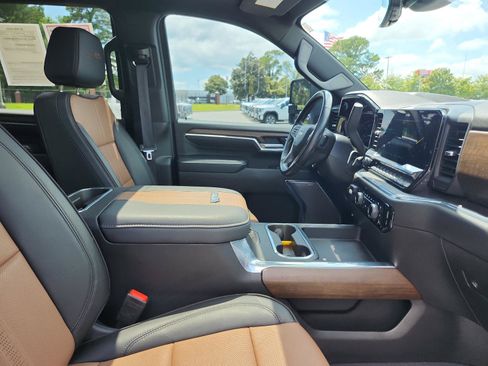 Used 2024 Chevrolet Silverado 2500 High Country w/ High Country Premium Package AWD/4WD image 10