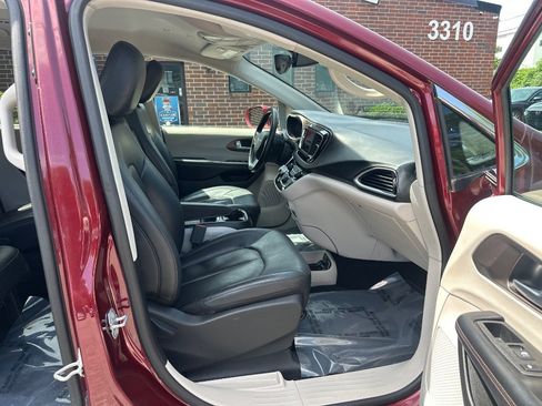 Used 2019 Chrysler Pacifica Touring-L image 18