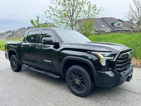 Used 2022 Toyota Tundra SR5 w/ SR5 Convenience Package AWD/4WD image 4