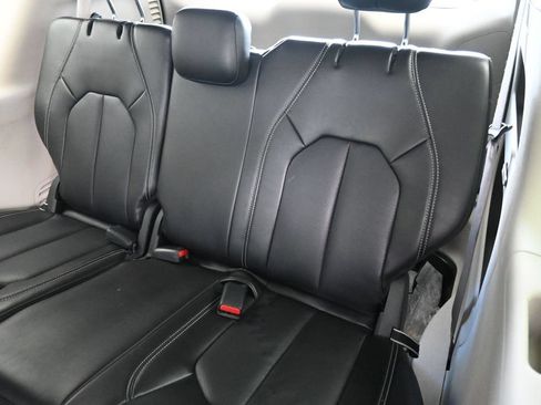 Used 2024 Chrysler Pacifica Touring-L FWD image 18