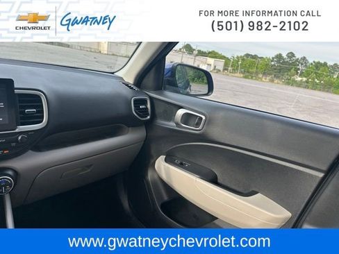 Used 2025 Hyundai Venue SEL FWD image 25