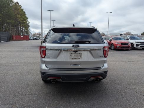 Used 2018 Ford Explorer XLT image 2
