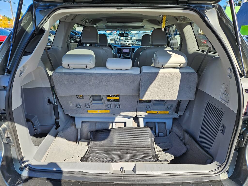 Used 2011 Toyota Sienna XLE w/ Premium Pkg FWD image 10