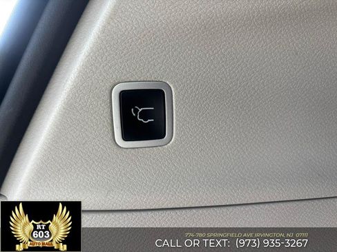 Used 2024 Chrysler Pacifica Touring-L FWD image 8