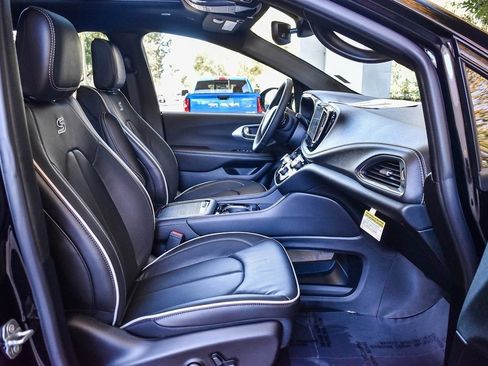 New 2026 Chrysler Pacifica Limited w/ S Appearance Package image 11