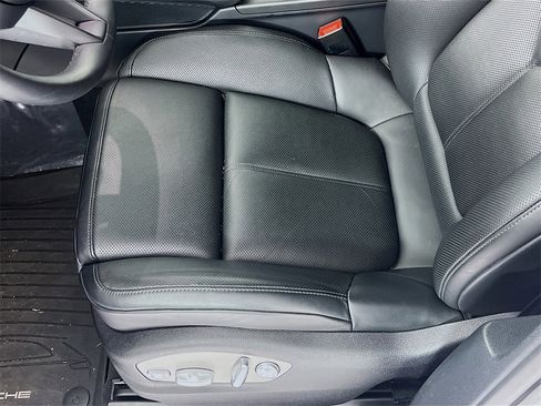 Certified 2025 Porsche Macan image 11