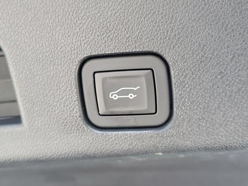 Used 2025 Chevrolet Traverse LT FWD image 15