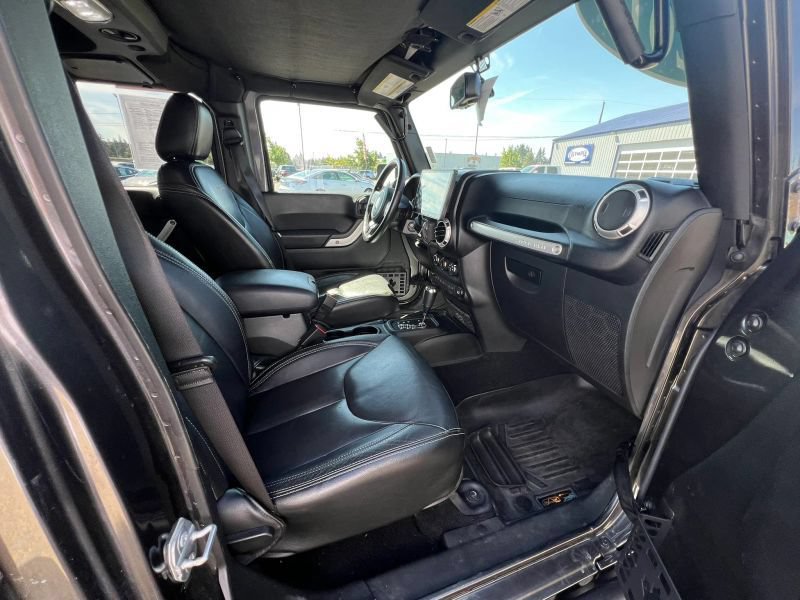 Used 2018 Jeep Wrangler Unlimited Sahara w/ Dual Top Group AWD/4WD image 7