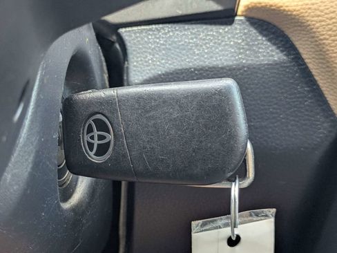 Used 2020 Toyota RAV4 LE FWD image 31