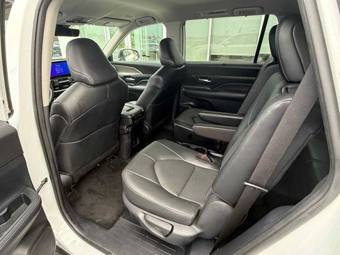 Used 2024 Toyota Grand Highlander AWD image 16