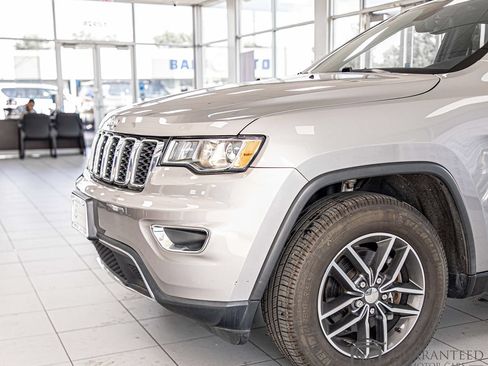Used 2018 Jeep Grand Cherokee Limited AWD/4WD image 5