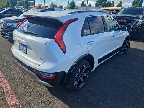 Used 2023 Kia Niro SX Touring FWD image 3