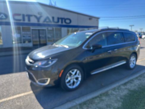 Used 2020 Chrysler Pacifica Touring-L Plus w/ Tire & Wheel Group image 2