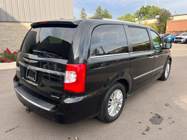 Used 2013 Chrysler Town & Country Limited w/ Luxury Group FWD image 5
