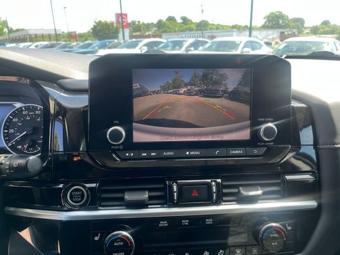 Used 2022 Nissan Pathfinder SV w/ SV Premium Package FWD image 17