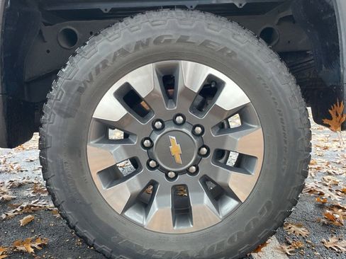 Used 2021 Chevrolet Silverado 2500 Custom w/ Custom Value Package image 11