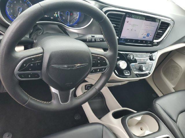 Used 2024 Chrysler Pacifica Touring-L FWD image 18