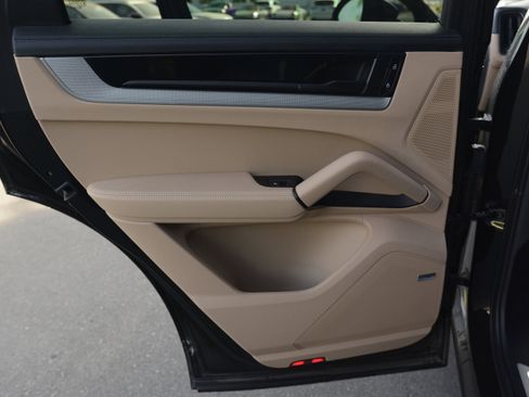 Certified 2025 Porsche Cayenne Coupe image 37