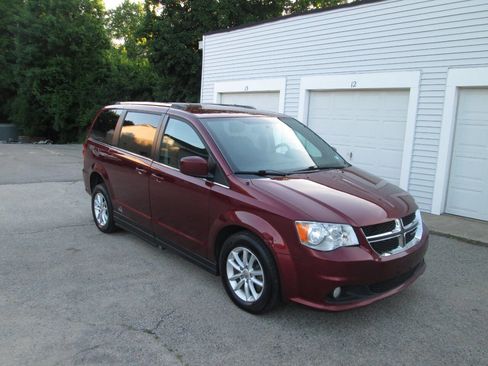Used 2018 Dodge Grand Caravan SXT FWD image 5