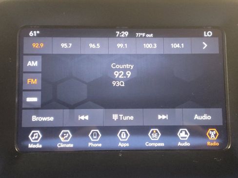 Used 2019 Jeep Cherokee Latitude Plus w/ Comfort/Convenience Group FWD image 25
