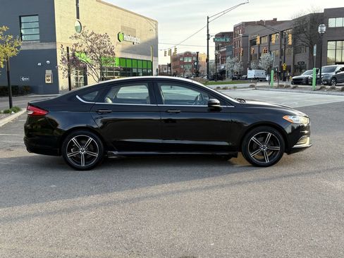 Used 2017 Ford Fusion SE w/ Fusion SE Technology Package FWD image 9
