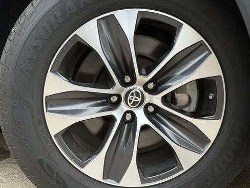 Used 2021 Toyota Highlander XLE FWD image 10