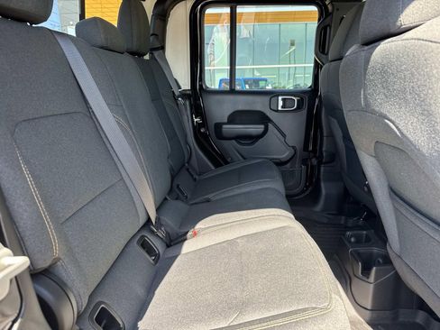 Used 2024 Jeep Gladiator Sport AWD/4WD image 9