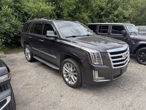 Used 2017 Cadillac Escalade Premium Luxury AWD/4WD image 2