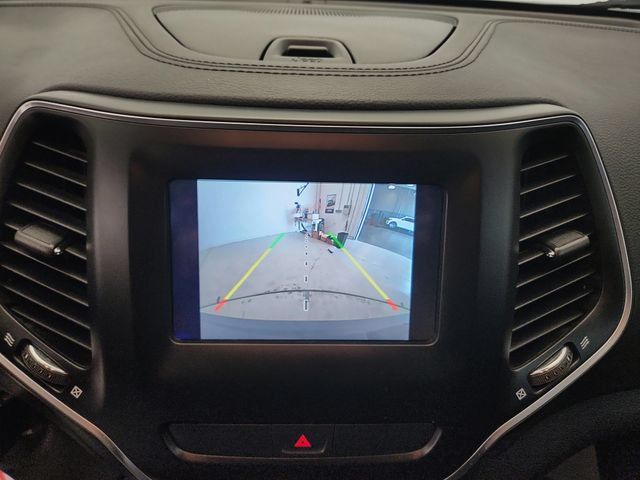 Used 2019 Jeep Cherokee Latitude w/ Popular Appearance Group FWD image 16