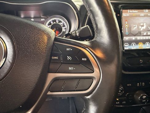 Used 2019 Jeep Cherokee Limited image 16