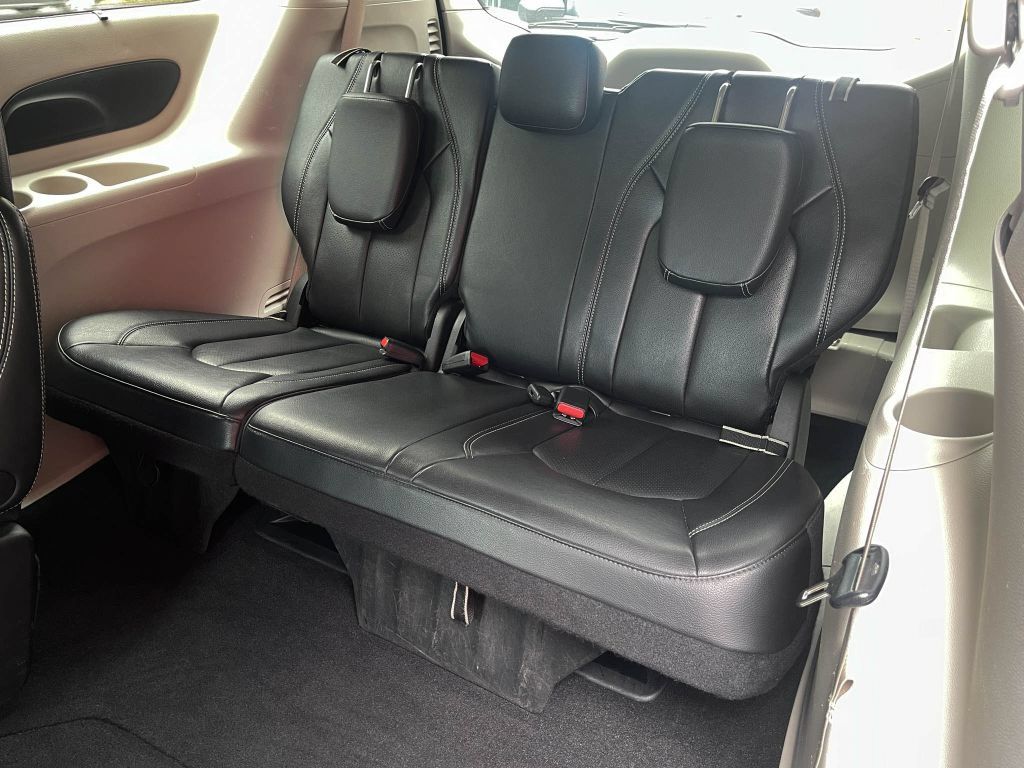 Used 2022 Chrysler Pacifica Touring-L FWD image 38