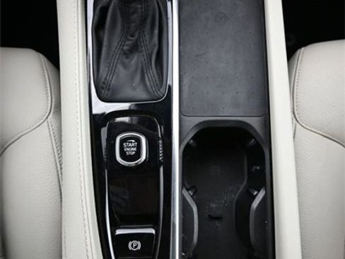 Used 2022 Volvo XC90 T6 Momentum w/ Climate Package image 11