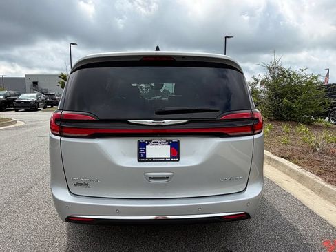 Used 2024 Chrysler Pacifica Limited FWD image 19