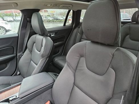 Used 2025 Volvo V60 B5 Cross Country Plus image 13