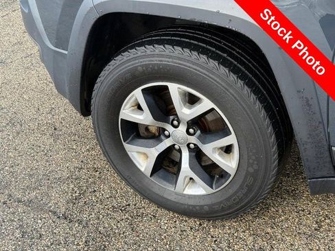Used 2017 Jeep Cherokee Trailhawk AWD/4WD image 10