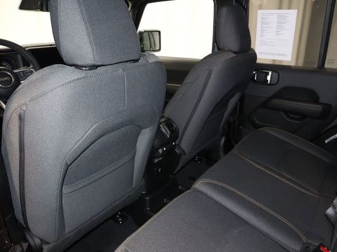 Used 2025 Jeep Wrangler Unlimited Sahara image 21