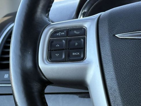 Used 2015 Chrysler Town & Country Touring-L w/ Driver Convenience Group image 10