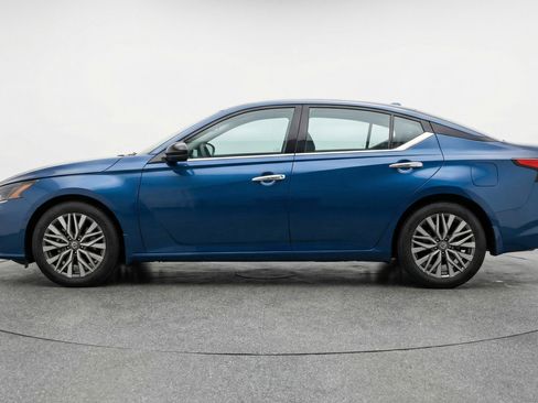 Used 2025 Nissan Altima 2.5 SV image 5