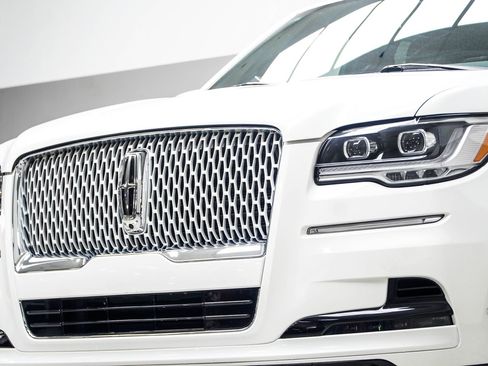 Used 2023 Lincoln Navigator Reserve AWD/4WD image 2