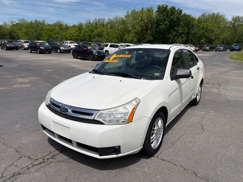 Used 2011 Ford Focus SE FWD image 2