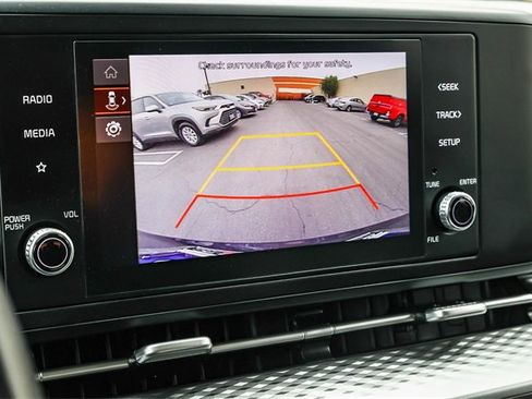 Used 2024 Kia Carnival LX image 27