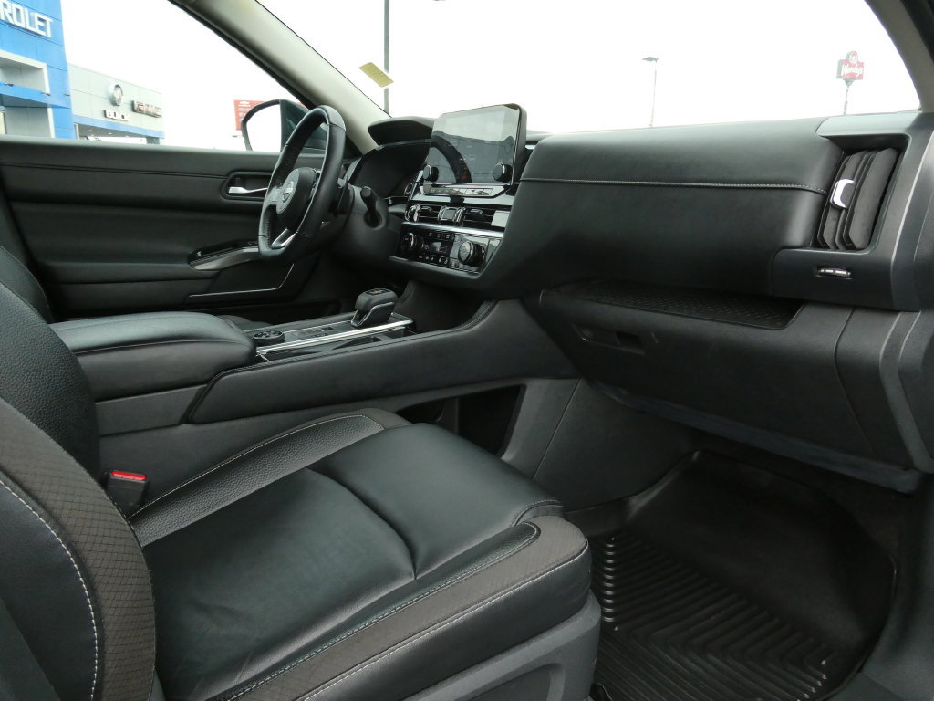 Used 2023 Nissan Pathfinder SL AWD/4WD image 16