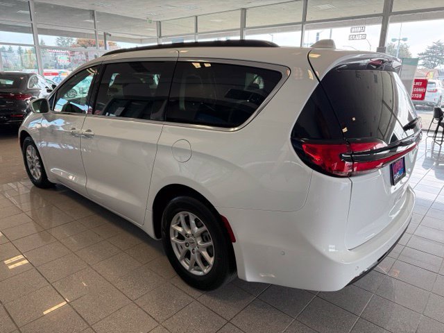 Used 2022 Chrysler Pacifica Touring-L w/ Uconnect Theater Family Group FWD image 6